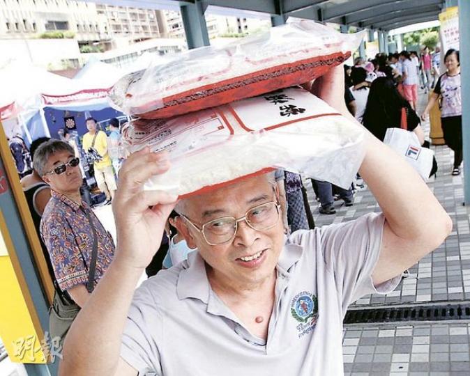 特賣周內的常滿牌泰國香米(8公斤)每包售價59元,比原價便宜20元,該攤位亦最受市民歡迎,不少人抬着米離場。(李紹昌攝)工聯會昨日起一連9日於黃大仙廣場舉辦「騰龍墟」活動,以六至九折出售糧米油鹽等貨品招徠,首日吸引8000市民入場掃貨。(李紹昌攝)住在黃大仙的麥先生稱,只是順道參觀騰龍墟,沒有刻意購物,但最後花了1900元買下電視機。(梁杏怡攝)(明報製圖) 特賣周內的常滿牌泰國香米(8公斤)每包售價59元,比原價便宜20元,該攤位亦最受市民歡迎,不少人抬着米離場。(李紹昌攝)工聯會昨日起一連9日於黃大仙廣場舉辦「騰龍墟」活動,以六至九折出售糧米油鹽等貨品招徠,首日吸引8000市民入場掃貨。(李紹昌攝)住在黃大仙的麥先生稱,只是順道參觀騰龍墟,沒有刻意購物,但最後花了1900元買下電視機。(梁杏怡攝)(明報製圖)