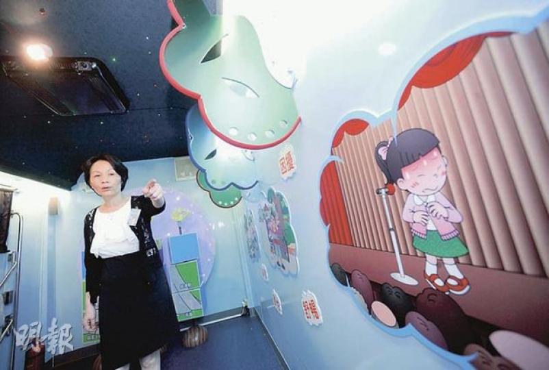 位於葵興石籬村的「和諧徑」中心昨日開幕,「和諧之家」總幹事陶后華介紹「和諧快線」車上的遊戲設施,透過遊戲教導學童處理負面情緒的正確方式。(余俊亮攝) 位於葵興石籬村的「和諧徑」中心昨日開幕,「和諧之家」總幹事陶后華介紹「和諧快線」車上的遊戲設施,透過遊戲教導學童處理負面情緒的正確方式。(余俊亮攝)