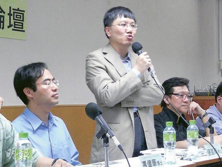 教協昨日舉行國民教育公開論壇,邀請教育局首席助理秘書長張國華(中)及德育及國民教育科專責委員會成員譚秉源(右)出席。譚秉源在會上坦言,加入委員會時,有感推行科目來自特首的意願,但無礙他在委員會中給予建議。左為教協會長馮偉華。(鄭穎瑩攝)(明報製圖) 教協昨日舉行國民教育公開論壇,邀請教育局首席助理秘書長張國華(中)及德育及國民教育科專責委員會成員譚秉源(右)出席。譚秉源在會上坦言,加入委員會時,有感推行科目來自特首的意願,但無礙他在委員會中給予建議。左為教協會長馮偉華。(鄭穎瑩攝)(明報製圖)