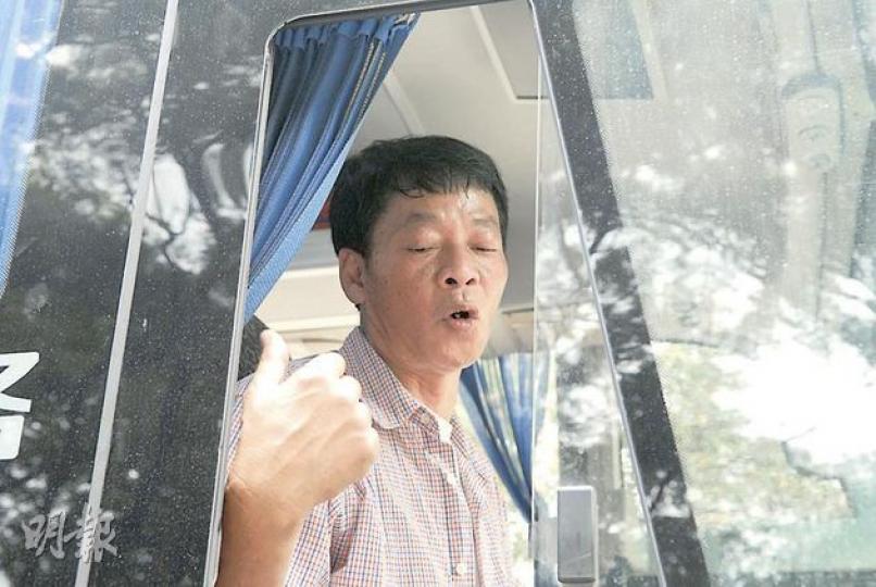 被困旅遊巴行李倉的姓曾司機,一度焗至滿頭大汗,獲救後稱幸好隨身帶有手機,可以自行致電報警。(屈俊樂攝)旅遊巴司機爬入車身右邊下方行李倉(箭嘴示)收拾行李,其間倉門突然關閉,司機被困其中自行用手機報警求助。(林錫禮攝) 被困旅遊巴行李倉的姓曾司機,一度焗至滿頭大汗,獲救後稱幸好隨身帶有手機,可以自行致電報警。(屈俊樂攝)旅遊巴司機爬入車身右邊下方行李倉(箭嘴示)收拾行李,其間倉門突然關閉,司機被困其中自行用手機報警求助。(林錫禮攝)
