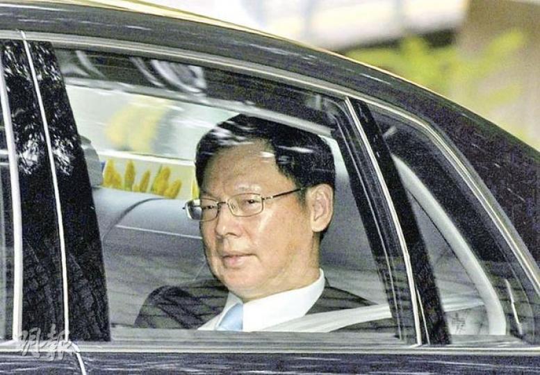 王光亞昨晚在禮賓府與多人會面,包括金管局總裁陳德霖(圖)、警務處長曾偉雄。(余俊亮攝)警務處長曾偉雄(余俊亮攝)(明報製圖) 王光亞昨晚在禮賓府與多人會面,包括金管局總裁陳德霖(圖)、警務處長曾偉雄。(余俊亮攝)警務處長曾偉雄(余俊亮攝)(明報製圖)