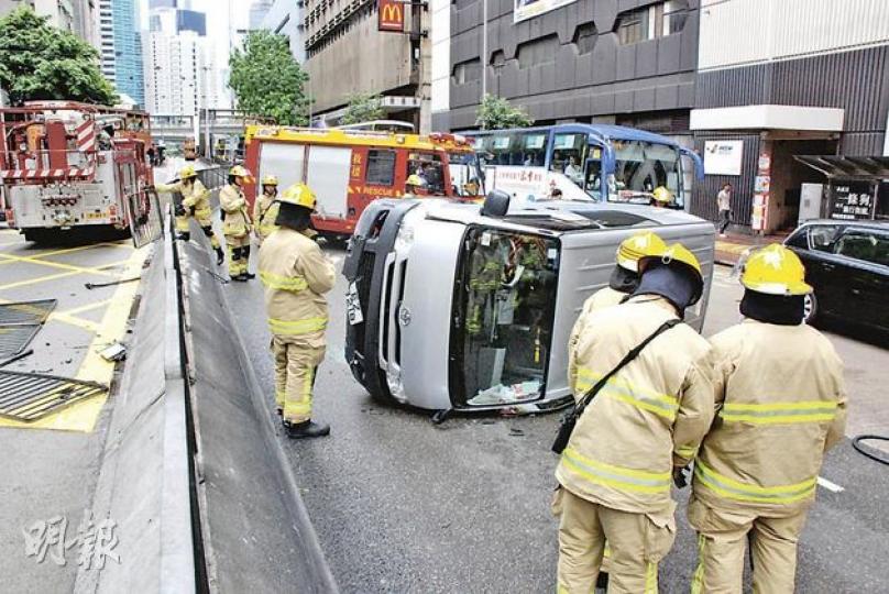 客貨車失控翻側,消防恐出現漏油,一度開喉戒備,現場兩條行車線受阻,交通一度擠塞。(雲錦鋒攝)
客貨車失控翻側,消防恐出現漏油,一度開喉戒備,現場兩條行車線受阻,交通一度擠塞。(雲錦鋒攝)