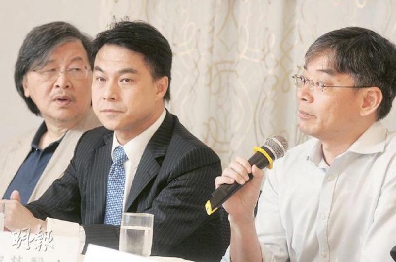 由公私營醫生組成的「聯席香港醫療水平關注組」,強烈反對醫管局招聘毋須通過本港註冊醫生執業試的海外醫生,擔心影響本港公立醫院醫療水平。圖為關注組成員(左起)醫學會會長蔡堅、關注組主席郭寶賢及醫學界立法會議員梁家騮。(劉焌陶攝) 由公私營醫生組成的「聯席香港醫療水平關注組」,強烈反對醫管局招聘毋須通過本港註冊醫生執業試的海外醫生,擔心影響本港公立醫院醫療水平。圖為關注組成員(左起)醫學會會長蔡堅、關注組主席郭寶賢及醫學界立法會議員梁家騮。(劉焌陶攝)