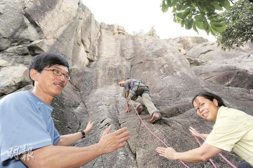資深攀岩教練黃炎良(左起)、何志明和何淑珠在畢架山攀石場展示攀岩的基本技巧,並指出由於不同場地會有不同風險,教練的經驗會影響其評估、判斷。 (尹錦恩攝) 資深攀岩教練黃炎良(左起)、何志明和何淑珠在畢架山攀石場展示攀岩的基本技巧,並指出由於不同場地會有不同風險,教練的經驗會影響其評估、判斷。 (尹錦恩攝)