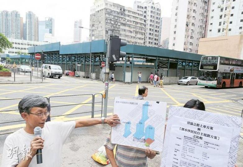 深水埗順寧道重建關注組昨到重建地盤(後方有鐵欄圍封位置)觀察,指該重建地盤面積大,除可興建私人樓,亦可撥出部分空間興建資助房屋,助受重建影響居民重返原區。(尹錦恩攝) 深水埗順寧道重建關注組昨到重建地盤(後方有鐵欄圍封位置)觀察,指該重建地盤面積大,除可興建私人樓,亦可撥出部分空間興建資助房屋,助受重建影響居民重返原區。(尹錦恩攝)