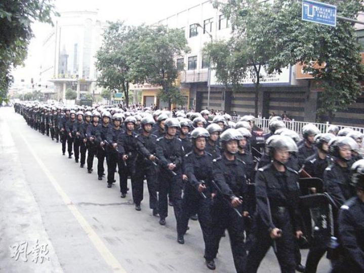 逾2000名全副武裝的特警和武警沿新塘鎮主要大道巡遊,沿途高叫「反恐精英,英勇善戰」口號,聲勢浩大。(明報記者攝)大批全副武裝的特警和武警沿新塘鎮的主要大道巡遊,引來大批民眾沿街圍觀。(明報記者攝)新塘大墩村的許多工廠和店舖都無開門,市面蕭條冷清。(明報記者攝)最先出事的新塘大墩村,被火燒毁的村治安隊辦公室仍未清理。(明報記者攝)擺賣水果的湖南人萬先生表示,他每月要向治安隊交400元治安費,但卻得不到保護,當地爛仔仍定期向他收錢。(明報記者攝)開電單車拉車維生的當地人黃先生表示,治安隊有事無事都 逾2000名全副武裝的特警和武警沿新塘鎮主要大道巡遊,沿途高叫「反恐精英,英勇善戰」口號,聲勢浩大。(明報記者攝)大批全副武裝的特警和武警沿新塘鎮的主要大道巡遊,引來大批民眾沿街圍觀。(明報記者攝)新塘大墩村的許多工廠和店舖都無開門,市面蕭條冷清。(明報記者攝)最先出事的新塘大墩村,被火燒毁的村治安隊辦公室仍未清理。(明報記者攝)擺賣水果的湖南人萬先生表示,他每月要向治安隊交400元治安費,但卻得不到保護,當地爛仔仍定期向他收錢。(明報記者攝)開電單車拉車維生的當地人黃先生表示,治安隊有事無事都
