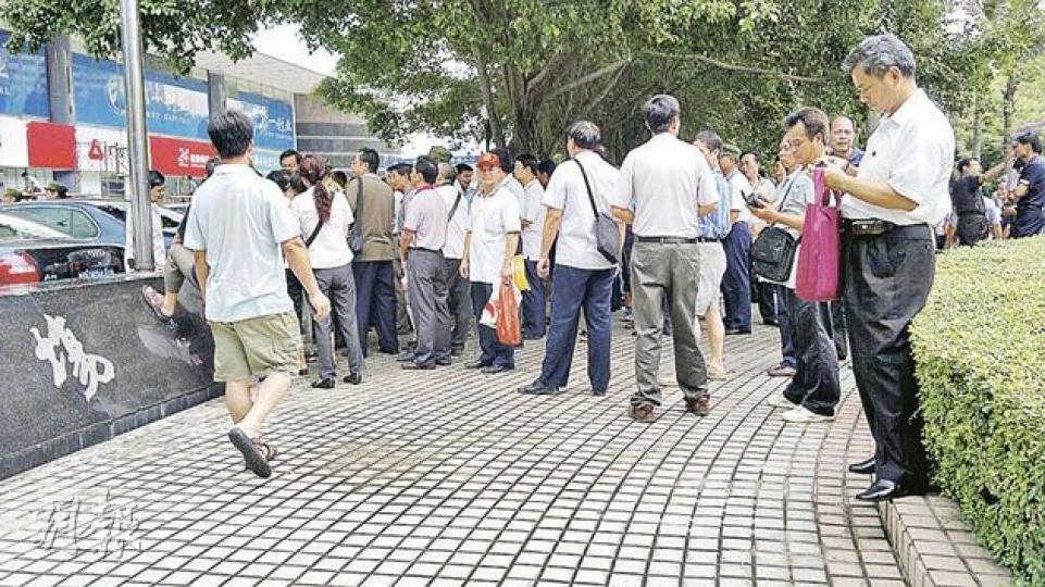 近千名參與深圳早期建設的退役解放軍工程兵,昨到深圳市民政局請願,要求解決生活困苦問題。(明報記者攝) 近千名參與深圳早期建設的退役解放軍工程兵,昨到深圳市民政局請願,要求解決生活困苦問題。(明報記者攝)