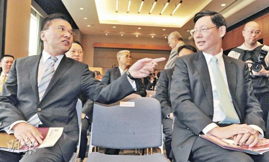 金管局總裁陳德霖(右)表示,年內人民幣FDI辦法將會出台。圖左為財經事務及庫務局長陳家強。(劉焌陶攝) 金管局總裁陳德霖(右)表示,年內人民幣FDI辦法將會出台。圖左為財經事務及庫務局長陳家強。(劉焌陶攝)