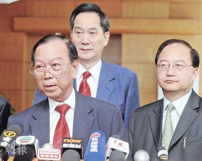 新界鄉議局主席劉皇發(左)與30多名鄉村代表,與發展局長林鄭月娥商討丁屋僭建問題,他稱原則上同意對丁屋加建樓層採取即時執法,但對舊契村屋的處理仍有分歧。背後為其他代表林偉強(中)和林國昌(右)。(尹錦恩攝) 新界鄉議局主席劉皇發(左)與30多名鄉村代表,與發展局長林鄭月娥商討丁屋僭建問題,他稱原則上同意對丁屋加建樓層採取即時執法,但對舊契村屋的處理仍有分歧。背後為其他代表林偉強(中)和林國昌(右)。(尹錦恩攝)