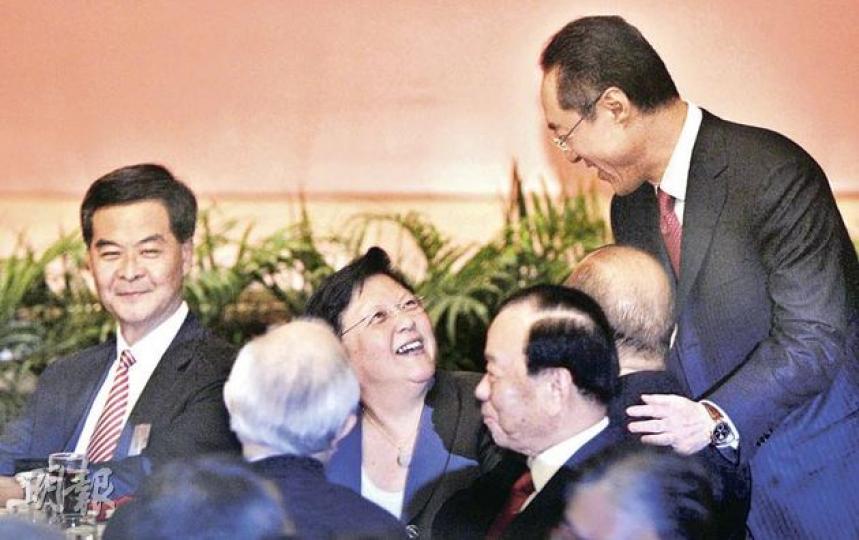 港澳辦主任王光亞昨日稱「鐵三角」的問題提得太早,但前人大代表吳康民早前提出的「鐵三角」,昨日「巧合地」全部坐在歡迎王光亞的主家席上,政務司長唐英年(右),與賓客逐一握手,包括另外兩名疑似下屆特首人選行政會議召集人梁振英(左)及人大常委范徐麗泰(中)。(余俊亮攝)港澳辦主任王光亞昨日在各界午餐會上指出,香港面對資產泡沫的挑戰,特別提到中央對香港寄予很大期望,香港只要懂得發揮優勢,便不用擔憂被邊緣化。(余俊亮攝) 港澳辦主任王光亞昨日稱「鐵三角」的問題提得太早,但前人大代表吳康民早前提出的「鐵三角」,昨日「巧合地」全部坐在歡迎王光亞的主家席上,政務司長唐英年(右),與賓客逐一握手,包括另外兩名疑似下屆特首人選行政會議召集人梁振英(左)及人大常委范徐麗泰(中)。(余俊亮攝)港澳辦主任王光亞昨日在各界午餐會上指出,香港面對資產泡沫的挑戰,特別提到中央對香港寄予很大期望,香港只要懂得發揮優勢,便不用擔憂被邊緣化。(余俊亮攝)