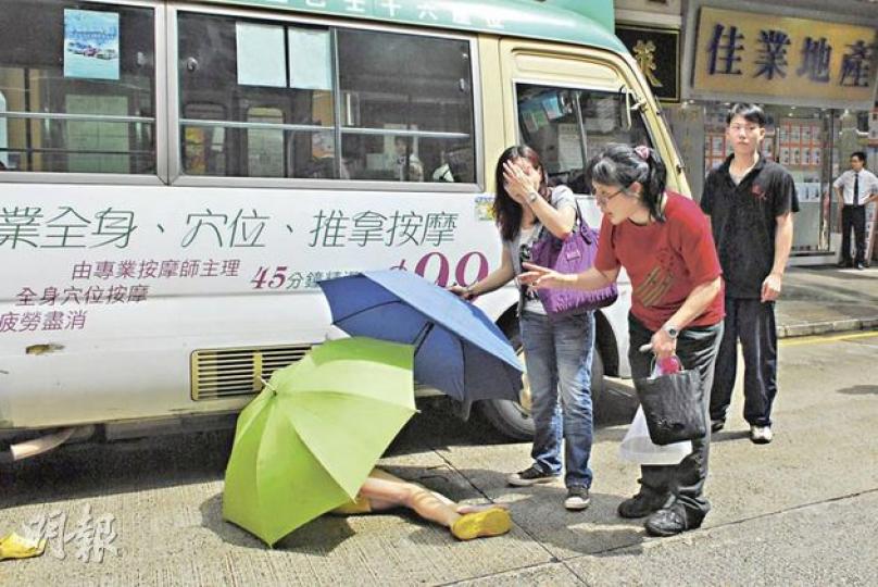 男童墮樓後,郭女士(左)、黃女士(中)及貨車男司機(右),一臉焦急上前為男童打傘遮擋猛烈陽光,並安慰說﹕「唔好瞓呀,你叫乜名呀,返屋企先好瞓呀!」(鍾炳然攝)10歲男童從康強街寓所墮樓,倒臥地下汽車旁邊奄奄一息,送院搶救逾5句鐘後,終告傷重不治。(鍾炳然攝)死者兄長(右二黃綠色T恤),由親友陪同護送胞弟屍首舁送殮房。(鍾炳然攝)墮樓男童母親(白衫)接獲通知返回康強街寓所協助調查,之後神色匆匆趕到醫院探望兒子。(鍾炳然攝) 男童墮樓後,郭女士(左)、黃女士(中)及貨車男司機(右),一臉焦急上前為男童打傘遮擋猛烈陽光,並安慰說﹕「唔好瞓呀,你叫乜名呀,返屋企先好瞓呀!」(鍾炳然攝)10歲男童從康強街寓所墮樓,倒臥地下汽車旁邊奄奄一息,送院搶救逾5句鐘後,終告傷重不治。(鍾炳然攝)死者兄長(右二黃綠色T恤),由親友陪同護送胞弟屍首舁送殮房。(鍾炳然攝)墮樓男童母親(白衫)接獲通知返回康強街寓所協助調查,之後神色匆匆趕到醫院探望兒子。(鍾炳然攝)
