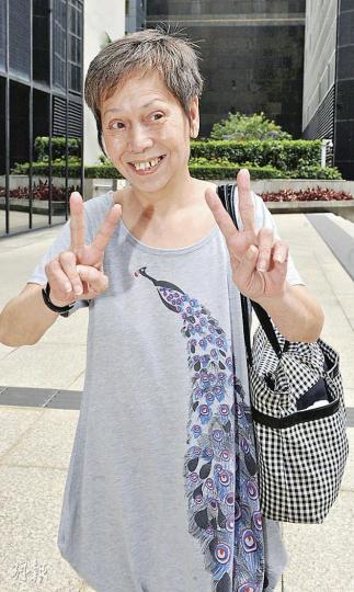 仙杜拉的胞姊桃麗絲(圖),昨到庭支持兒子,離開時還向記者擺出勝利手勢。(劉焌陶攝)(明報製圖) 仙杜拉的胞姊桃麗絲(圖),昨到庭支持兒子,離開時還向記者擺出勝利手勢。(劉焌陶攝)(明報製圖)