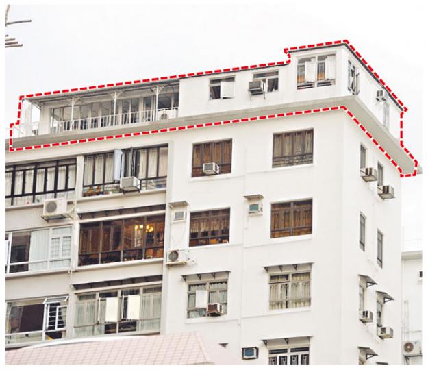 民主黨議員黃成智的父親居住的翠華大廈(二期)天台單位(紅框),被屋宇署指有僭建,建議他自行清拆。(尹錦恩攝) 民主黨議員黃成智的父親居住的翠華大廈(二期)天台單位(紅框),被屋宇署指有僭建,建議他自行清拆。(尹錦恩攝)