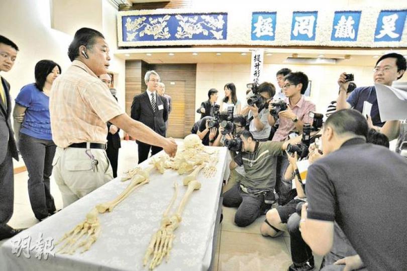 鍾志和師傅(左)向傳媒示範執骨,他指執骨有很多細節要注重,要真正學懂一定要跟師傅「落手落腳做」,不是讀課程就可以。(葉漢華攝) 鍾志和師傅(左)向傳媒示範執骨,他指執骨有很多細節要注重,要真正學懂一定要跟師傅「落手落腳做」,不是讀課程就可以。(葉漢華攝)