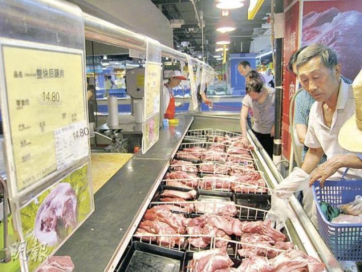 昨天北京一超市內的豬後腿肉標價為14.8元人民幣1斤(500克)。(劉洪慶攝) 昨天北京一超市內的豬後腿肉標價為14.8元人民幣1斤(500克)。(劉洪慶攝)