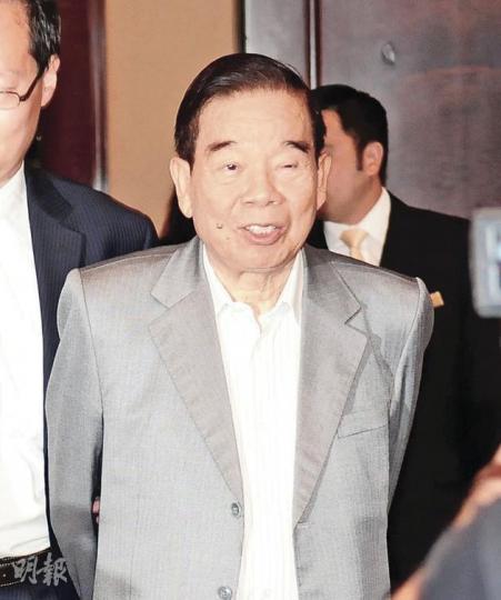 彤叔昨日盛讚佐丹奴「管理好,派息好」,坦言只要價錢合理會繼續增持。(張智超攝)(明報製圖) 彤叔昨日盛讚佐丹奴「管理好,派息好」,坦言只要價錢合理會繼續增持。(張智超攝)(明報製圖)