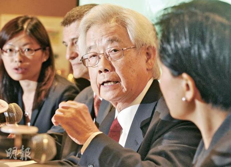 維他奶工會不滿公司對加薪7%的要求採取「拖字訣」,決定下星期一發起罷工,集團主席羅友禮(中)不予置評,只稱本周五會公布薪酬調查報告。(劉焌陶攝) 維他奶工會不滿公司對加薪7%的要求採取「拖字訣」,決定下星期一發起罷工,集團主席羅友禮(中)不予置評,只稱本周五會公布薪酬調查報告。(劉焌陶攝)