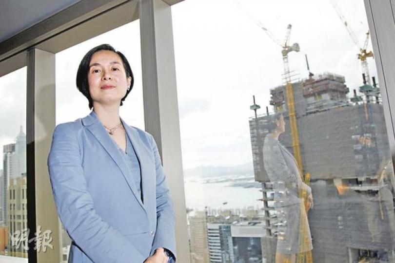 希慎執行董事兼公司秘書容韻儀指出,銅鑼灣區有潛力發展成第二個商業中心區,後方的希慎廣場即將竣工,每方呎租金上調至73元水平。(陳智良攝) 希慎執行董事兼公司秘書容韻儀指出,銅鑼灣區有潛力發展成第二個商業中心區,後方的希慎廣場即將竣工,每方呎租金上調至73元水平。(陳智良攝)