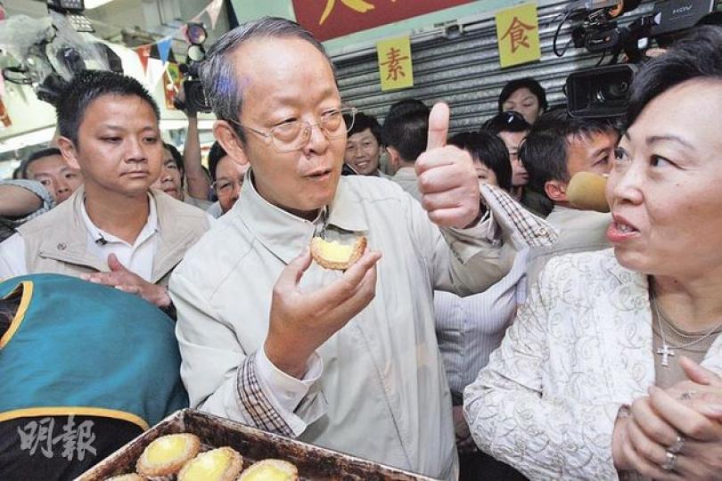 港澳辦主任王光亞(中)昨日由運輸及房屋局長鄭汝樺(右)全程陪同,參觀天水圍天恩邨街市。王光亞在街市內一間餅店試食蛋撻後豎起拇指,大讚蛋撻味道「挺好」。(李紹昌攝) 港澳辦主任王光亞(中)昨日由運輸及房屋局長鄭汝樺(右)全程陪同,參觀天水圍天恩邨街市。王光亞在街市內一間餅店試食蛋撻後豎起拇指,大讚蛋撻味道「挺好」。(李紹昌攝)