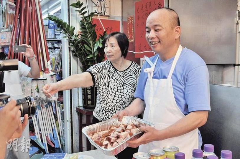 燒臘舖東主蕭先生(右)說,事前不知王光亞來訪,偶爾安排試食「益街坊」,王光亞昨有機會試食燒肉。(陳洛明攝)港澳辦主任王光亞到訪的天水圍公屋單位,面積大約300平方呎,可供3至4人居住。天晴邨物業服務辦事處的職員指該單位現時「待租」。(陳洛明攝) 燒臘舖東主蕭先生(右)說,事前不知王光亞來訪,偶爾安排試食「益街坊」,王光亞昨有機會試食燒肉。(陳洛明攝)港澳辦主任王光亞到訪的天水圍公屋單位,面積大約300平方呎,可供3至4人居住。天晴邨物業服務辦事處的職員指該單位現時「待租」。(陳洛明攝)