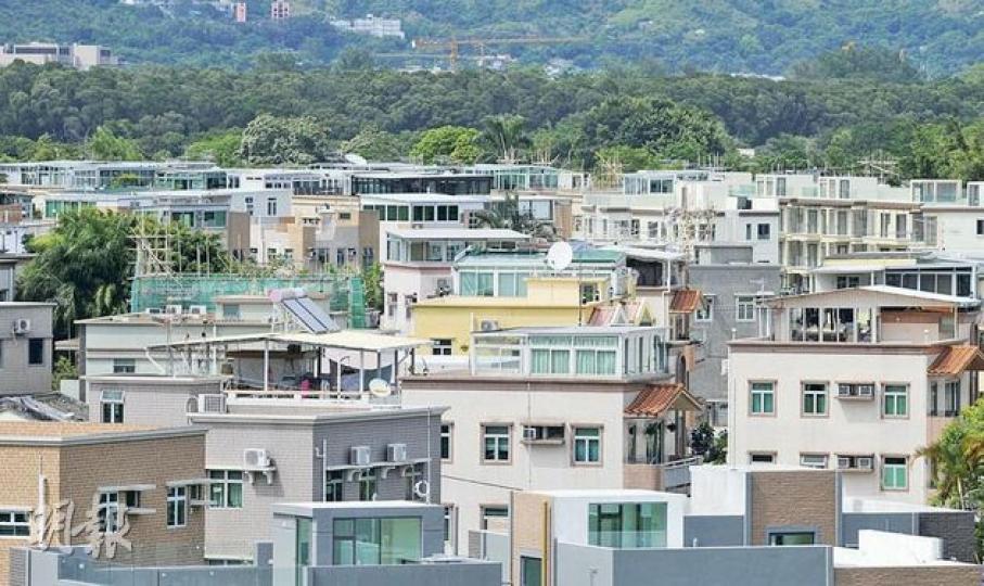 新界八鄉村屋天台僭建情况普遍,部分本來未有搭建天台屋的村屋,亦搭建了棚架,未知是否為趕搭尾班車而加緊興建天台屋。(何家達攝)有地產代理表示,政府未有交代處理僭建物的執法時間表,加上屋宇署一向不會對正施工的僭建工程執法,接近完工的村屋亦可趕搭尾班車,待建成後再委託承辦商搭建天台屋。圖為八鄉錦上路快將落成的一列村屋,天台以玻璃圍封(箭嘴示)。(何家達攝) 新界八鄉村屋天台僭建情况普遍,部分本來未有搭建天台屋的村屋,亦搭建了棚架,未知是否為趕搭尾班車而加緊興建天台屋。(何家達攝)有地產代理表示,政府未有交代處理僭建物的執法時間表,加上屋宇署一向不會對正施工的僭建工程執法,接近完工的村屋亦可趕搭尾班車,待建成後再委託承辦商搭建天台屋。圖為八鄉錦上路快將落成的一列村屋,天台以玻璃圍封(箭嘴示)。(何家達攝)