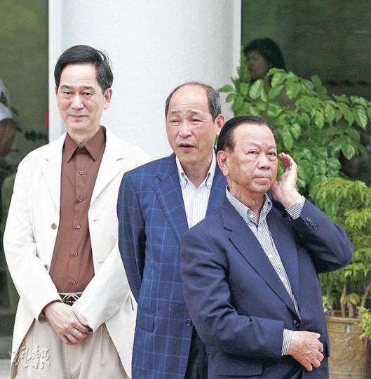鄉議局主席劉皇發(右)表示,不認同村屋不能高過3層,要打官司釐清。圖為劉皇發與兩名鄉議局副主席張學明(中)和林偉強(左)昨日迎候港澳辦主任王光亞到訪。(林振東攝) 鄉議局主席劉皇發(右)表示,不認同村屋不能高過3層,要打官司釐清。圖為劉皇發與兩名鄉議局副主席張學明(中)和林偉強(左)昨日迎候港澳辦主任王光亞到訪。(林振東攝)