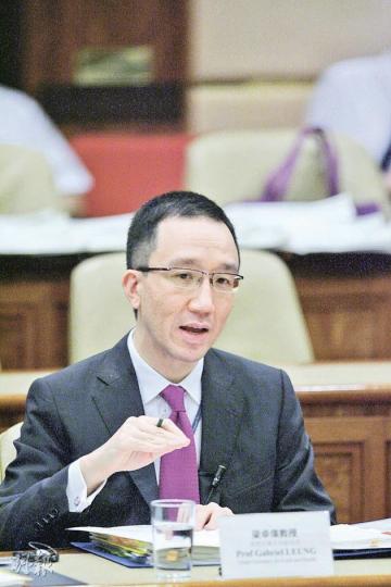 食物及衛生局副局長梁卓偉強調,政府處理台灣塑化劑污染食品問題,絕不是頭痛醫頭,因食品化驗工作必須按風險評估取抽樣本,目前仍會以台灣食品作重點。(郭慶輝攝)(明報製圖) 食物及衛生局副局長梁卓偉強調,政府處理台灣塑化劑污染食品問題,絕不是頭痛醫頭,因食品化驗工作必須按風險評估取抽樣本,目前仍會以台灣食品作重點。(郭慶輝攝)(明報製圖)