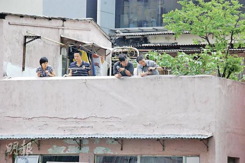 探員昨到男童墮樓案發現場調查(上圖),街坊稱男童所住單位外(下圖)原本有僭建欄杆,去年被屋宇署要求拆除,未知是否與墮樓案有關。(雲錦鋒攝) 探員昨到男童墮樓案發現場調查(上圖),街坊稱男童所住單位外(下圖)原本有僭建欄杆,去年被屋宇署要求拆除,未知是否與墮樓案有關。(雲錦鋒攝)