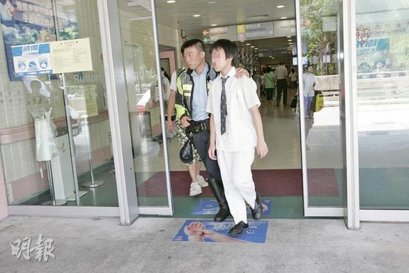 報稱遭同學毆傷頭部的中一謝姓男生,送院敷治後被捕帶返警署。(黃雄攝)涉及打架的曾姓中一男生(白褲),送院敷治後亦被捕。(黃雄攝) 報稱遭同學毆傷頭部的中一謝姓男生,送院敷治後被捕帶返警署。(黃雄攝)涉及打架的曾姓中一男生(白褲),送院敷治後亦被捕。(黃雄攝)