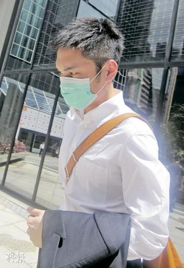 地勤人員鄒柏健被指串謀他人以欺騙手段取得服務,惟因控方準備不足,案件需再排期審訊。(黃景怡攝) 地勤人員鄒柏健被指串謀他人以欺騙手段取得服務,惟因控方準備不足,案件需再排期審訊。(黃景怡攝)