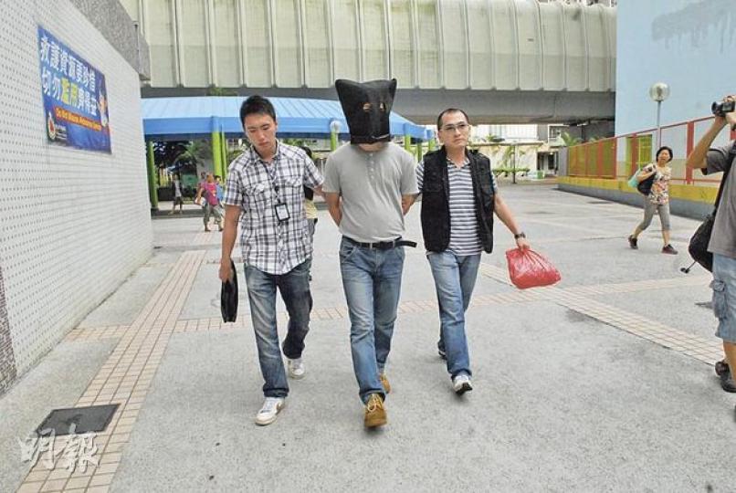 葵芳邨昨晨有兩名賊人搶劫婦人手提袋,其中一名賊人逃入葵泰樓匿藏良久,最終被警方拘捕蒙頭帶走。(梁琬珊攝) 葵芳邨昨晨有兩名賊人搶劫婦人手提袋,其中一名賊人逃入葵泰樓匿藏良久,最終被警方拘捕蒙頭帶走。(梁琬珊攝)