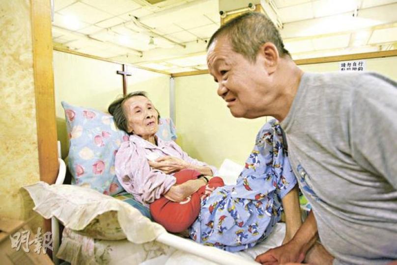 89歲的譚婆婆(左)4年前中風後入住安老院休養,體弱的她需要由護理員特別照顧。最低工資下院舍決定增收合共700元的護理費及冷氣費。其弟譚先生(右)說,雖然本月起譚婆婆的綜援金已上調800多元,仍擔心院舍日後會再次增收其他收費項目。(郭慶輝攝) 89歲的譚婆婆(左)4年前中風後入住安老院休養,體弱的她需要由護理員特別照顧。最低工資下院舍決定增收合共700元的護理費及冷氣費。其弟譚先生(右)說,雖然本月起譚婆婆的綜援金已上調800多元,仍擔心院舍日後會再次增收其他收費項目。(郭慶輝攝)