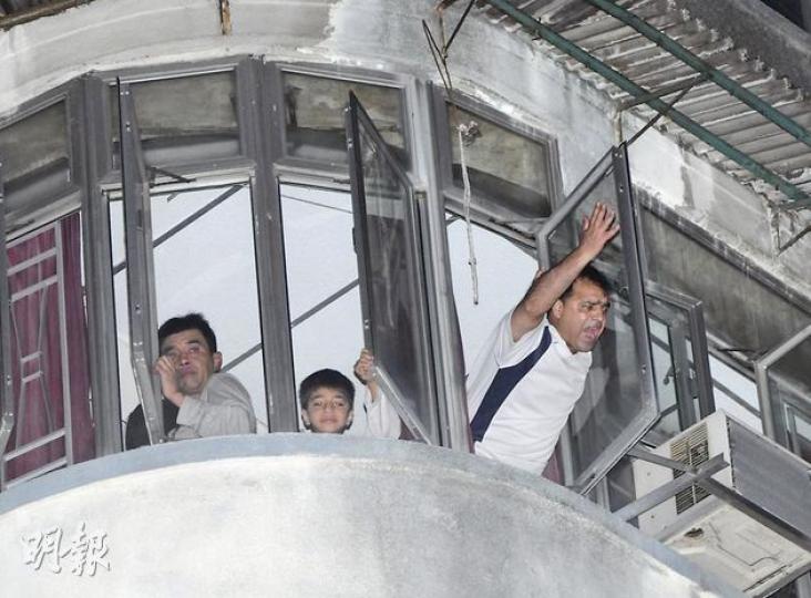 多名居民被濃煙圍困無法逃生,打開窗口高聲呼救。(蔡方山攝)母親穿著「鴛鴦」拖鞋、父女赤腳的林氏一家,剛狼狽地從寓所攀爬水渠逃生到地面。(蔡方山攝)馬頭圍道111號三級火,多名居民疏散到地面。(蔡方山攝)馬頭圍道111號火場(圖中最近鏡頭一幢)與鄰近多幢舊樓一樣,雖然有兩條走火梯,卻屬「鴛鴦梯」,只有前梯(紅箭嘴示)能讓住客真正走往天台逃生,後梯(圖右)卻不能抵達天台。(劉焌陶攝)部分住客無法從樓梯逃生,是因為最初起火的正是非法僭建於樓梯地面出口的攝影公司雜物房(圖中燒焦部分),消防處事後出動價值 多名居民被濃煙圍困無法逃生,打開窗口高聲呼救。(蔡方山攝)母親穿著「鴛鴦」拖鞋、父女赤腳的林氏一家,剛狼狽地從寓所攀爬水渠逃生到地面。(蔡方山攝)馬頭圍道111號三級火,多名居民疏散到地面。(蔡方山攝)馬頭圍道111號火場(圖中最近鏡頭一幢)與鄰近多幢舊樓一樣,雖然有兩條走火梯,卻屬「鴛鴦梯」,只有前梯(紅箭嘴示)能讓住客真正走往天台逃生,後梯(圖右)卻不能抵達天台。(劉焌陶攝)部分住客無法從樓梯逃生,是因為最初起火的正是非法僭建於樓梯地面出口的攝影公司雜物房(圖中燒焦部分),消防處事後出動價值