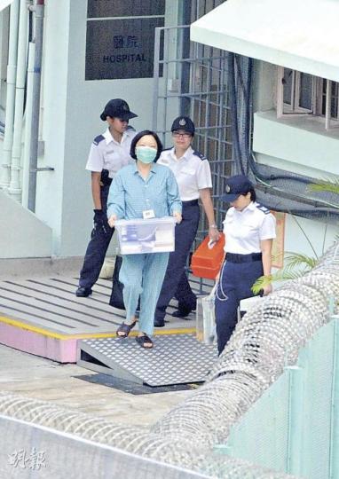 蔣麗莉昨在大欖女子懲教所,拿着個人物品,由懲教人員陪同預備出庭聽取判刑,其姊蔣麗芸透露,蔣麗莉知道近日有傳媒來拍攝,所以她盡量行慢些,好讓記者易拍攝。(劉焌陶攝)蔣麗芸昨在庭外透露,沒有通知蔣震有關蔣麗莉的判刑日期,亦沒有問他昨天是否希望出庭旁聽。(郭慶輝攝)於積理對妻子蔣麗莉不離不棄,他昨讀出一早預備好的聲明,稱與4名子女期待一家重聚。(郭慶輝攝) 蔣麗莉昨在大欖女子懲教所,拿着個人物品,由懲教人員陪同預備出庭聽取判刑,其姊蔣麗芸透露,蔣麗莉知道近日有傳媒來拍攝,所以她盡量行慢些,好讓記者易拍攝。(劉焌陶攝)蔣麗芸昨在庭外透露,沒有通知蔣震有關蔣麗莉的判刑日期,亦沒有問他昨天是否希望出庭旁聽。(郭慶輝攝)於積理對妻子蔣麗莉不離不棄,他昨讀出一早預備好的聲明,稱與4名子女期待一家重聚。(郭慶輝攝)