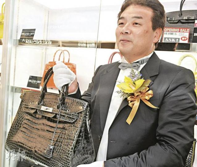 BRAND OFF董事長安山勉昨表示,未來擬推公司來港上市,其手持的HERMES手袋標價200萬,據悉此袋曾是日本著名明星擁有,在香港已賣出4個同類型手袋。(劉焌陶攝)日本二手名牌店BRAND OFF中環分店昨開幕,首位消費者是來自北京的梁先生(左三)一家,太太(左一)看中原本標價18.8萬的HERMES手袋,最終斥17萬元購入,左二為梁先生的女兒。 (劉焌陶攝) BRAND OFF董事長安山勉昨表示,未來擬推公司來港上市,其手持的HERMES手袋標價200萬,據悉此袋曾是日本著名明星擁有,在香港已賣出4個同類型手袋。(劉焌陶攝)日本二手名牌店BRAND OFF中環分店昨開幕,首位消費者是來自北京的梁先生(左三)一家,太太(左一)看中原本標價18.8萬的HERMES手袋,最終斥17萬元購入,左二為梁先生的女兒。 (劉焌陶攝)