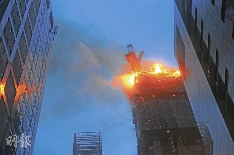 灣仔謝斐道建至31樓高的酒店地盤發生四級火,消防雲梯鞭長莫及,消防除了以人手拉喉上火場灌救外,也嘗試在旁邊的大廈開喉向火場射水,但因距離較遠及水壓關係,水柱無法射到最猛火的火場最高層。(蔡方山攝)從尖沙嘴海旁眺望灣仔,亦可清楚看見酒店地盤頂層位置火光熊熊。(蔡方山攝)消防出動52米雲梯車射水,但仍與起火地盤頂層(箭嘴示)有大段距離。(蔡方山攝) 灣仔謝斐道建至31樓高的酒店地盤發生四級火,消防雲梯鞭長莫及,消防除了以人手拉喉上火場灌救外,也嘗試在旁邊的大廈開喉向火場射水,但因距離較遠及水壓關係,水柱無法射到最猛火的火場最高層。(蔡方山攝)從尖沙嘴海旁眺望灣仔,亦可清楚看見酒店地盤頂層位置火光熊熊。(蔡方山攝)消防出動52米雲梯車射水,但仍與起火地盤頂層(箭嘴示)有大段距離。(蔡方山攝)