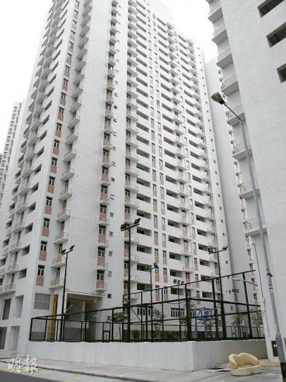 黑沙環永寧廣場的居屋有880個單位,早在08年落成,但政府仍未安排輪候人士「入伙」,有議員質疑浪費資源。(曾愛盈攝) 黑沙環永寧廣場的居屋有880個單位,早在08年落成,但政府仍未安排輪候人士「入伙」,有議員質疑浪費資源。(曾愛盈攝)