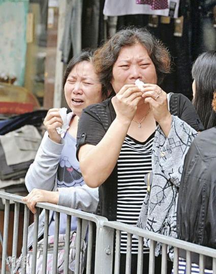 馬頭圍道三級火釀成4屍5命慘劇,昨日早上續有死傷者的親友到場了解情况,離開時都哭不成聲。(尹錦恩攝)行人路旁,有香燭點起,隔着一條四線馬路,拜祭三級火的罹難者。(尹錦恩攝) 馬頭圍道三級火釀成4屍5命慘劇,昨日早上續有死傷者的親友到場了解情况,離開時都哭不成聲。(尹錦恩攝)行人路旁,有香燭點起,隔着一條四線馬路,拜祭三級火的罹難者。(尹錦恩攝)