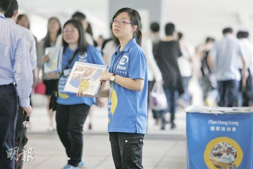 法改會工作小組公布《慈善法》建議方案,除了要求本地慈善團體統一註冊,亦建議規管「職業籌款人」。日後慈善機構透過中介公司聘請的街頭籌款員須註冊,並向公眾披露酬金。圖為國際培幼會代表昨於金鐘街頭籌款。(郭慶輝攝)(明報製圖) 法改會工作小組公布《慈善法》建議方案,除了要求本地慈善團體統一註冊,亦建議規管「職業籌款人」。日後慈善機構透過中介公司聘請的街頭籌款員須註冊,並向公眾披露酬金。圖為國際培幼會代表昨於金鐘街頭籌款。(郭慶輝攝)(明報製圖)