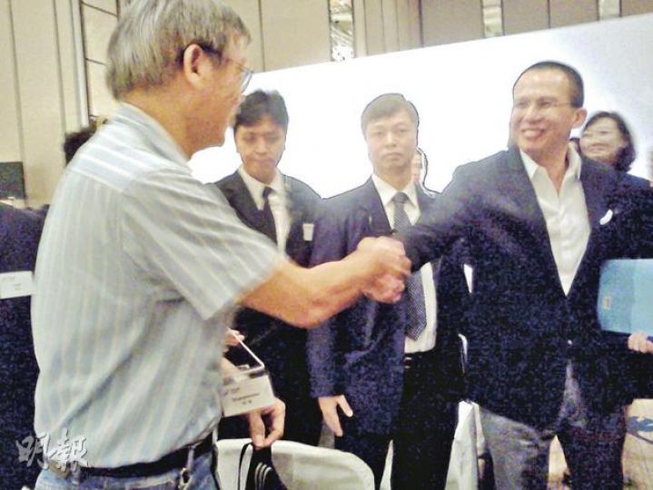 李澤楷(右)會後與長期員工兼小股東張先生(左)握手,更再次多謝張先生多年來服務公司。在電盈工作20多年的張先生則解釋,感謝信發予艾維朗而非李澤楷,是因為沒有預計李澤楷昨日會現身。(毛婷婷攝)圖中94歲的電盈小股東,持有英國大東主政時代的香港電訊15萬股,價值曾經超過500萬元,每年收取近20萬元股息維持生活,自從變身電盈後,該15萬股股票經過五合一變成3萬股,昨日市值不足10萬元。(劉焌陶攝) 李澤楷(右)會後與長期員工兼小股東張先生(左)握手,更再次多謝張先生多年來服務公司。在電盈工作20多年的張先生則解釋,感謝信發予艾維朗而非李澤楷,是因為沒有預計李澤楷昨日會現身。(毛婷婷攝)圖中94歲的電盈小股東,持有英國大東主政時代的香港電訊15萬股,價值曾經超過500萬元,每年收取近20萬元股息維持生活,自從變身電盈後,該15萬股股票經過五合一變成3萬股,昨日市值不足10萬元。(劉焌陶攝)