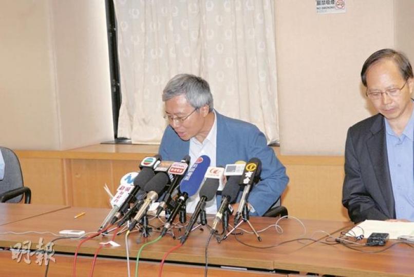 渠務署助理署長陳柏強(左)表示,事發前承建商已評估風險,署方會調查當時天氣情况,了解是否涉及人為判斷錯誤。(屈俊樂攝) 渠務署助理署長陳柏強(左)表示,事發前承建商已評估風險,署方會調查當時天氣情况,了解是否涉及人為判斷錯誤。(屈俊樂攝)