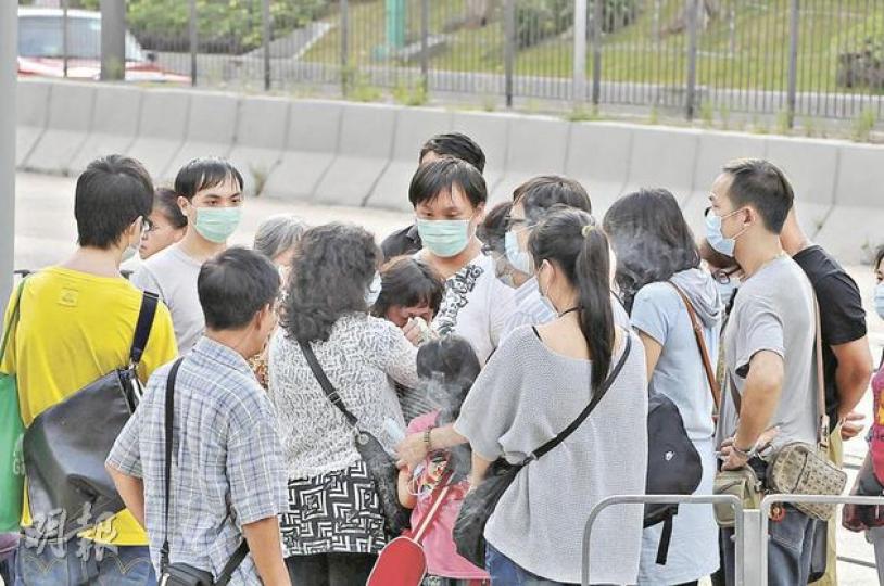 馮妻朱二嬌(中)痛失至愛,在意外現場激動落淚,由同行親友安慰。(林錫禮攝)馮祥友的多名親友昨日午後回到現場拜祭。圖前方水渠蓋為馮某事發前下井位置。(林錫禮攝) 馮妻朱二嬌(中)痛失至愛,在意外現場激動落淚,由同行親友安慰。(林錫禮攝)馮祥友的多名親友昨日午後回到現場拜祭。圖前方水渠蓋為馮某事發前下井位置。(林錫禮攝)