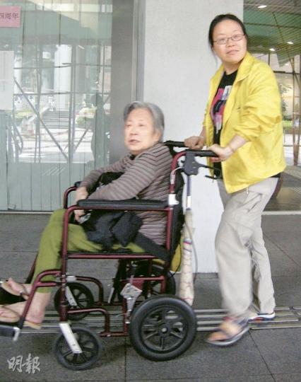 被告章金蘭昨坐在輪椅上,由女兒陪同到東區裁判法院,以普通話應訊,她聞判時眼眶微紅。(梁珮珊攝) 被告章金蘭昨坐在輪椅上,由女兒陪同到東區裁判法院,以普通話應訊,她聞判時眼眶微紅。(梁珮珊攝)