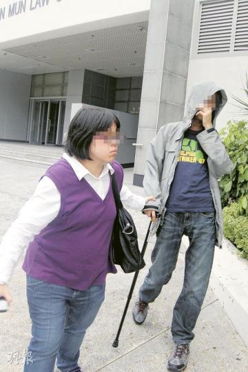 戈姓被告(左)被控在家中虐待5個月大兒子,她昨於庭外聲言會報警指控有記者拍攝,惟最終沒有報案,與丈夫(右)一同離開。(林景輝攝) 戈姓被告(左)被控在家中虐待5個月大兒子,她昨於庭外聲言會報警指控有記者拍攝,惟最終沒有報案,與丈夫(右)一同離開。(林景輝攝)