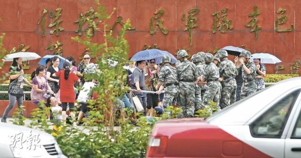 昨日在駐港部隊深圳基地門外,請願的軍眷和搶橫額的士兵一度發生推撞拉扯,多人倒地 。(明報記者攝)抗議的軍眷冒雨在駐港部隊深圳基地門前拉起橫額,上面寫着「我們的房子被誰侵佔了?」。(明報記者攝) 昨日在駐港部隊深圳基地門外,請願的軍眷和搶橫額的士兵一度發生推撞拉扯,多人倒地 。(明報記者攝)抗議的軍眷冒雨在駐港部隊深圳基地門前拉起橫額,上面寫着「我們的房子被誰侵佔了?」。(明報記者攝)