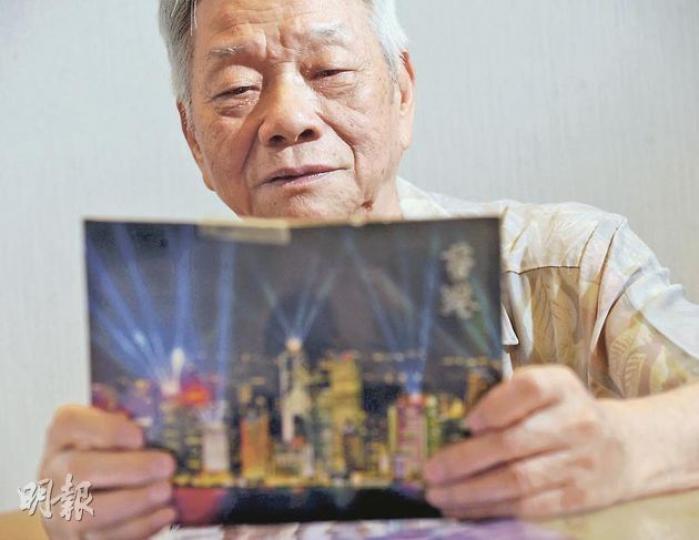 陳伯的子女不時申請短暫來港探望,一家人四處遊玩,陳伯對遊玩時拍下的每張家庭合照都珍而重之。(余俊亮攝)陳伯曾寫下《建和諧》一詩,記下爭取子女居港權的心路歷程,當中提及當年歡天喜地慶回歸,卻遇上釋法,令千家萬戶難以團圓,他希望特首曾蔭權可為他們爭取。後為長子1997年來港時與兩老在天壇大佛前合照。(余俊亮攝) 陳伯的子女不時申請短暫來港探望,一家人四處遊玩,陳伯對遊玩時拍下的每張家庭合照都珍而重之。(余俊亮攝)陳伯曾寫下《建和諧》一詩,記下爭取子女居港權的心路歷程,當中提及當年歡天喜地慶回歸,卻遇上釋法,令千家萬戶難以團圓,他希望特首曾蔭權可為他們爭取。後為長子1997年來港時與兩老在天壇大佛前合照。(余俊亮攝)