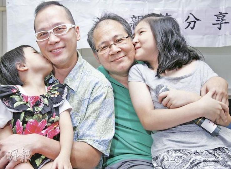 失聰爸爸張錦權(右二)憶述照顧初生子女時,由於聽不到哭聲,要靠雙眼望着子女,以察覺他們有否不適,9歲女兒美寶(右一)昨以一吻報答父親辛勞。弱聽的吳先生(左二)也分享他照顧女兒的苦與樂。(李紹昌攝)陳日豪(左)失去大部分視力,帶兒子出外要用無線門鐘,才能確保兒子不會走失。父子昨獲香港失明人互聯會贈送印有合照的T裇。(李紹昌攝) 失聰爸爸張錦權(右二)憶述照顧初生子女時,由於聽不到哭聲,要靠雙眼望着子女,以察覺他們有否不適,9歲女兒美寶(右一)昨以一吻報答父親辛勞。弱聽的吳先生(左二)也分享他照顧女兒的苦與樂。(李紹昌攝)陳日豪(左)失去大部分視力,帶兒子出外要用無線門鐘,才能確保兒子不會走失。父子昨獲香港失明人互聯會贈送印有合照的T裇。(李紹昌攝)