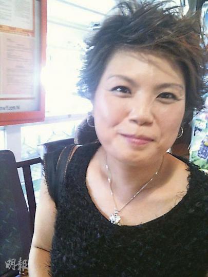 居於長洲、35歲的江小姐表示,原有船票已很貴,加價後更甚。她認為船公司在有盈餘下仍加價十分不合理。她平日除了接送子女到市區上學需要搭船外,一家人在周末會搭船到市區消遣,周日及公眾假期的高票價對她影響很大。(林小詩攝)來往長洲的船票,周日價格較平日貴四成多,從事工程、24歲的黃先生(右)表示,一年才去一次長洲,所以無影響前往意欲。(林小詩攝) 居於長洲、35歲的江小姐表示,原有船票已很貴,加價後更甚。她認為船公司在有盈餘下仍加價十分不合理。她平日除了接送子女到市區上學需要搭船外,一家人在周末會搭船到市區消遣,周日及公眾假期的高票價對她影響很大。(林小詩攝)來往長洲的船票,周日價格較平日貴四成多,從事工程、24歲的黃先生(右)表示,一年才去一次長洲,所以無影響前往意欲。(林小詩攝)