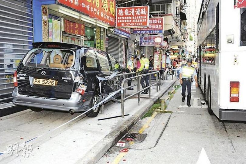 女司機駕駛的七人車,與巴士碰撞後衝上行人路,險些衝入店舖內。(樊銳昌攝) 女司機駕駛的七人車,與巴士碰撞後衝上行人路,險些衝入店舖內。(樊銳昌攝)