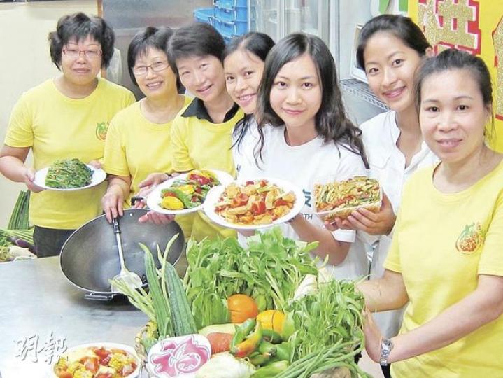 地球之友與「膳心連」及「食德好」合作,推出「惜飲惜食有福氣」計劃,喚起市民對浪費食物關注,並幫助有需要的基層市民。(陳曉欣攝) 地球之友與「膳心連」及「食德好」合作,推出「惜飲惜食有福氣」計劃,喚起市民對浪費食物關注,並幫助有需要的基層市民。(陳曉欣攝)